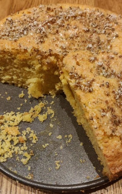 Pan de mej - elderflower and polenta cake